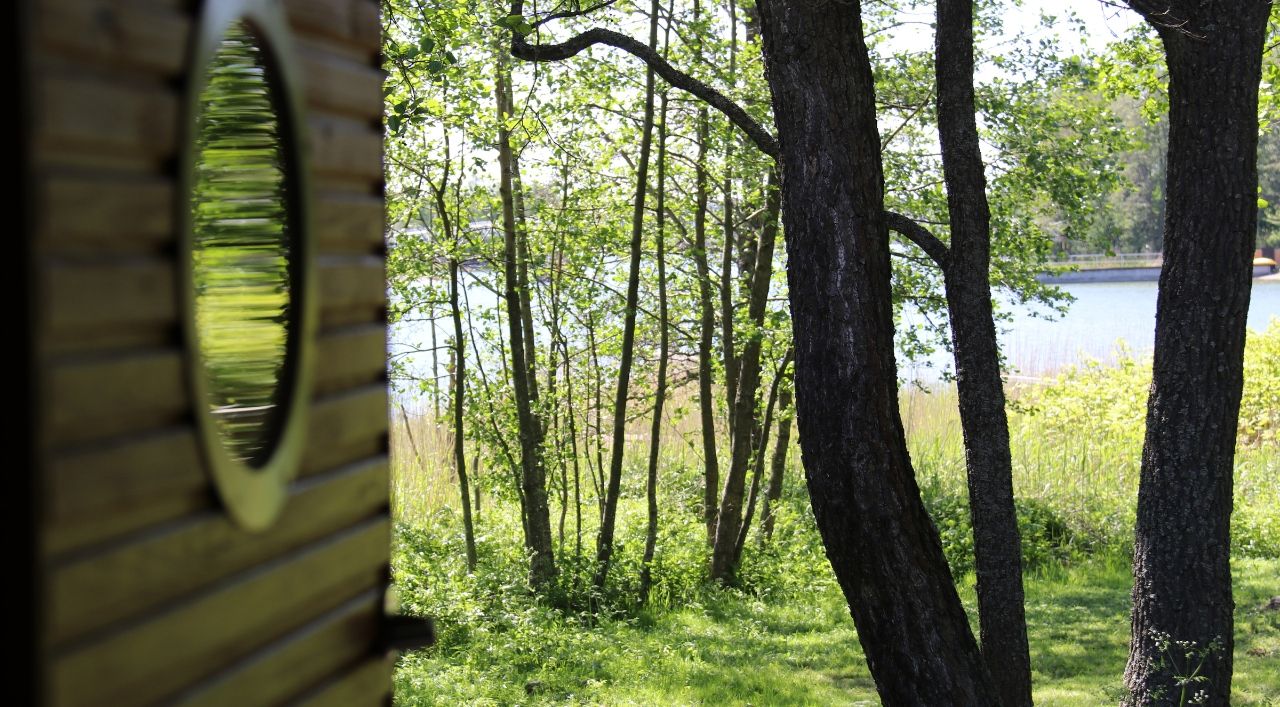 Saunatila lempeillä puusaunan löylyillä Helsingin edustalla, luonnon helmassa - Venuu.fi