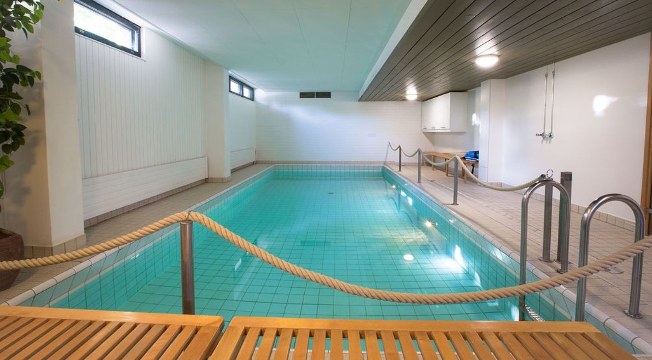 Pähkinäsaunan tähti on suuri uima-allas, johon voi hypätä löylyjen välissä polskimaan - Venuu.fi