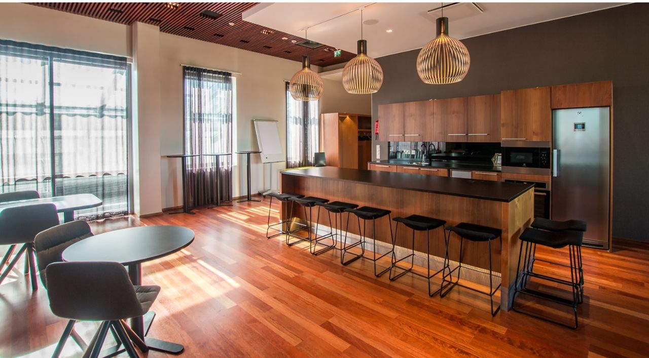 Modernin tyylikäs saunatila avaralla oleskelutilalla, lasitetulla terassilla ja jacuzzilla - Venuu.fi