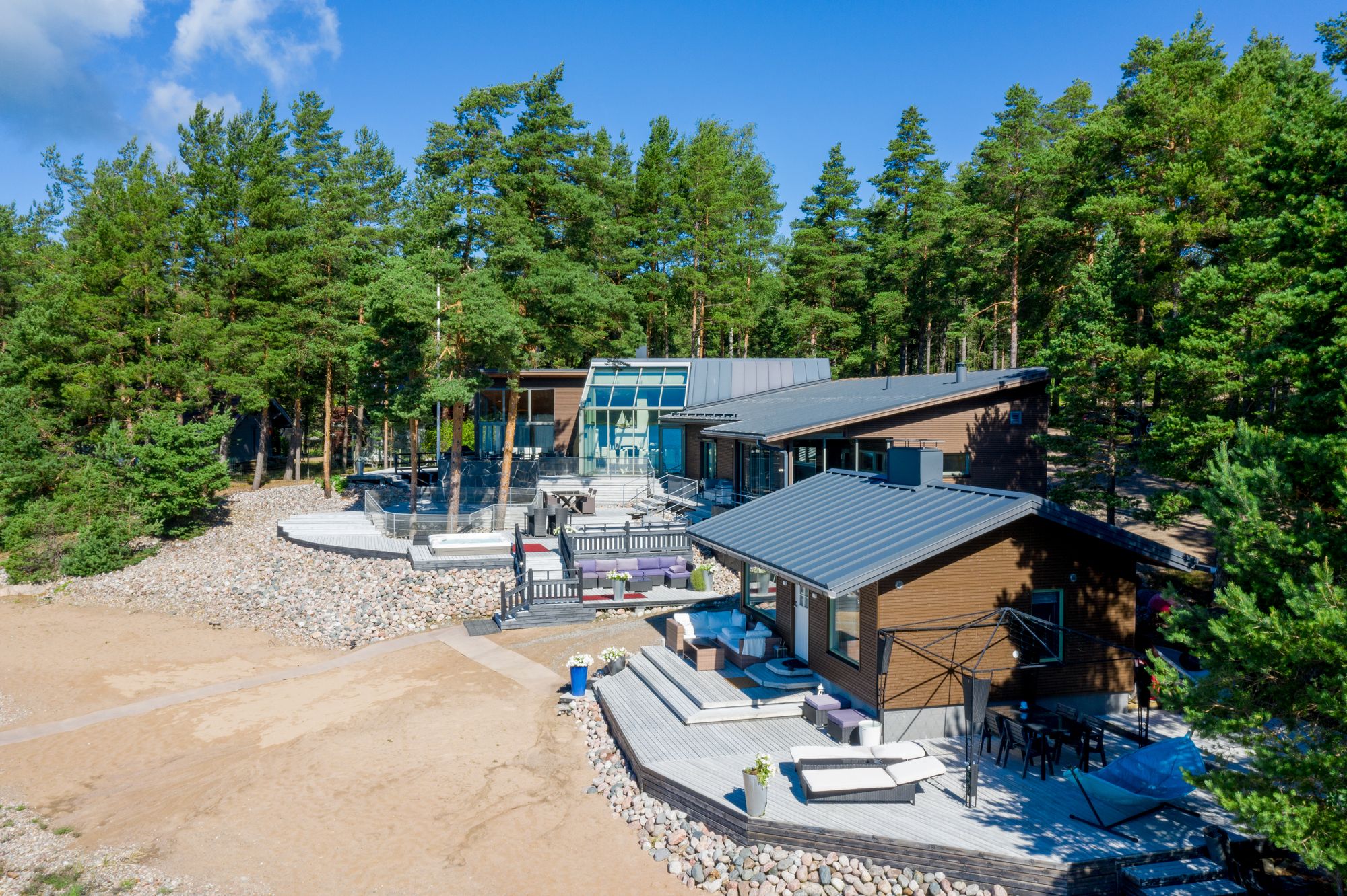 Upealla privaatilla hiekkarannalla varustettu huvila Airiston Lumous säväyttää jokaisen vieraan - Venuu.fi