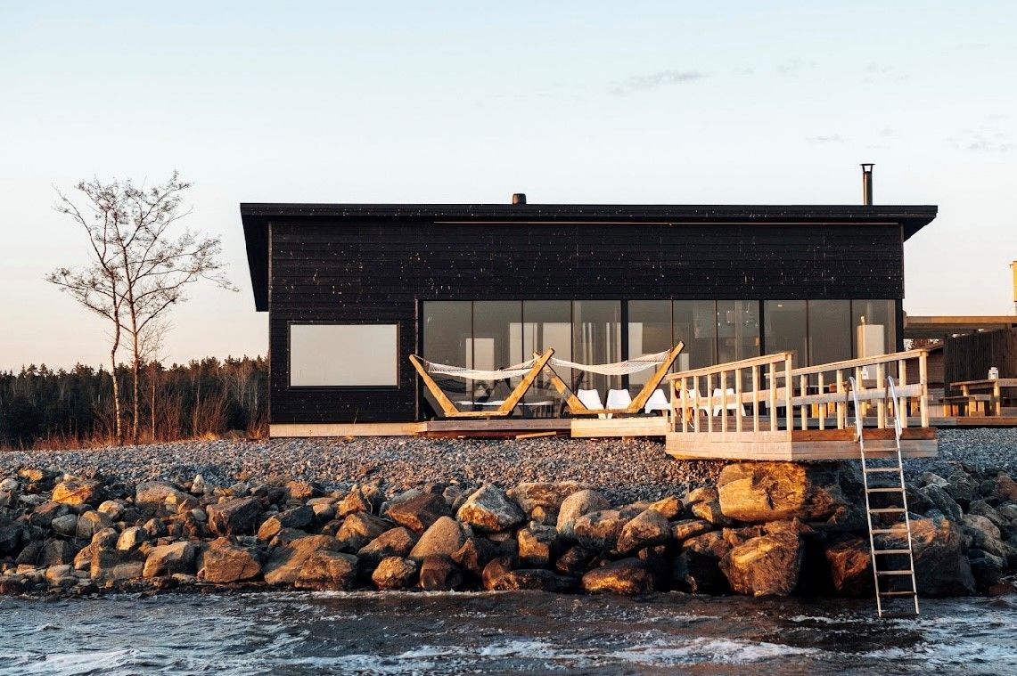 Mielettömillä panoraamaikkunoilla varustettu vuokravilla on ykköskohde auringonlaskujen ihailuun - Venuu.fi