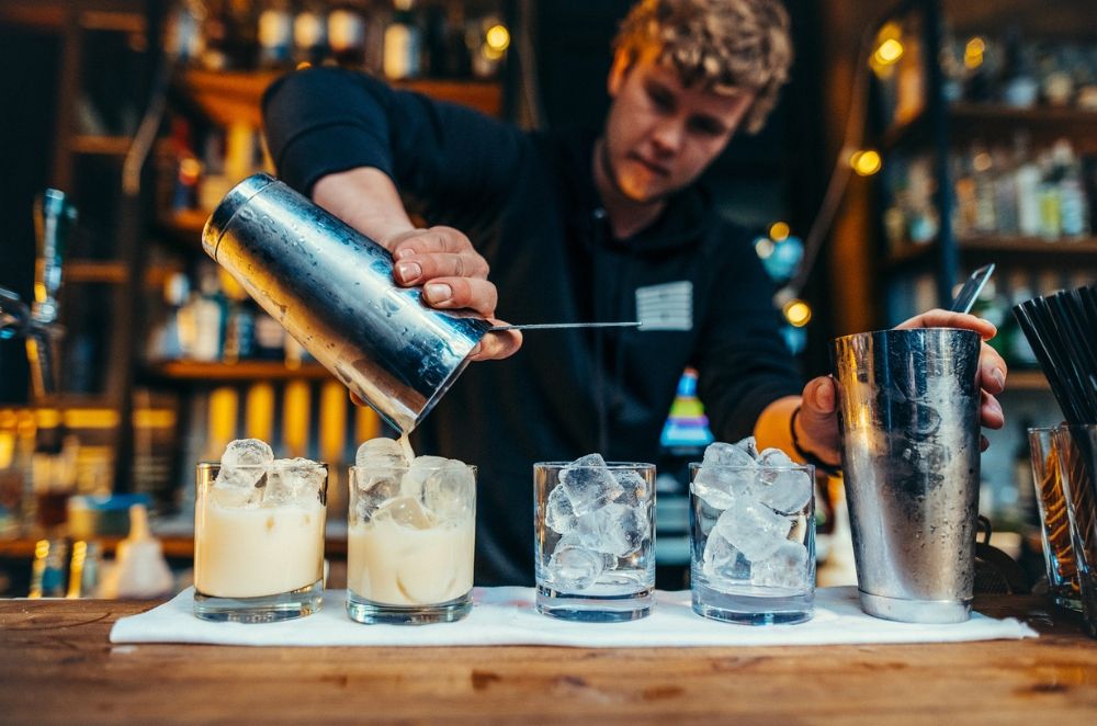 Helpot drinkit kotona - Groteskin cocktailkoulu.