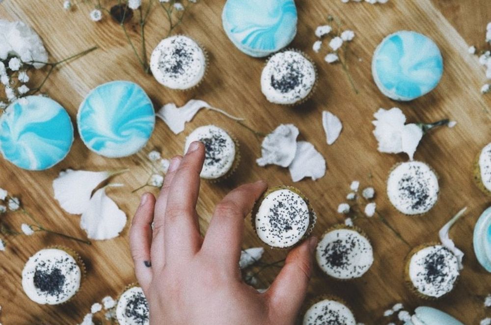 Kauniit vegaaniset leivonnaiset ja herkut Bakerikasta.