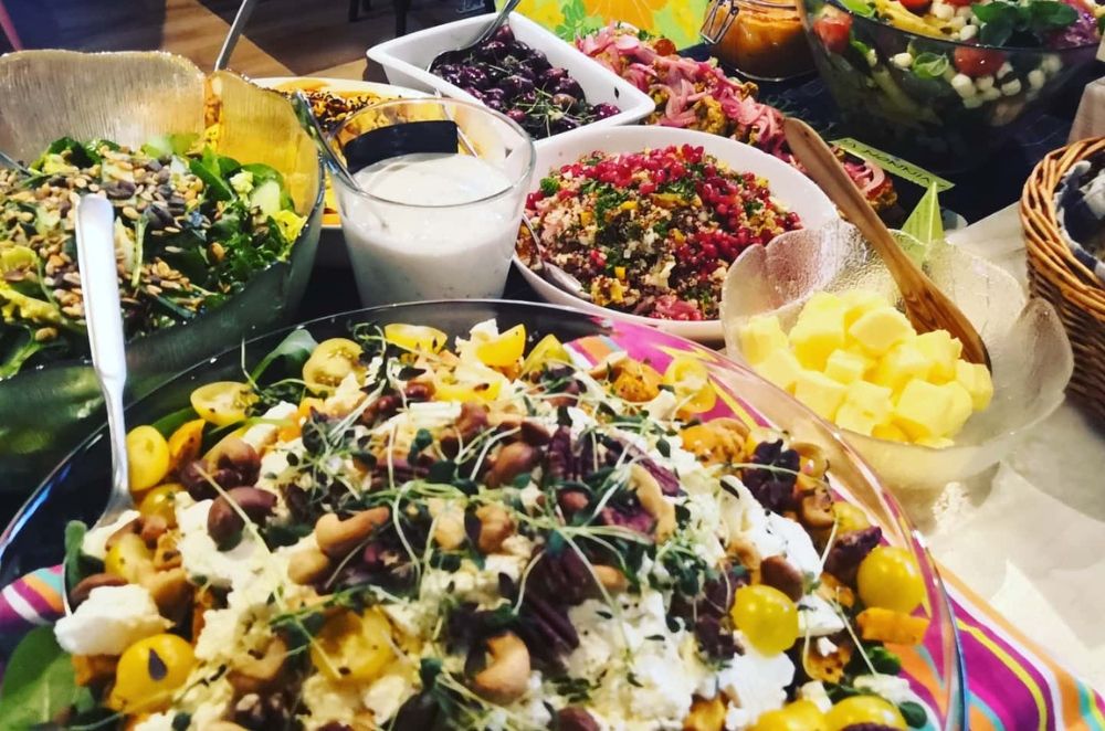 Perinteiset vegaaniset juhlatarjoilut Cafe Aatoksesta.