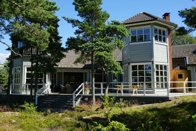 Upeaan merenrantahuvila Villa Bergholmeniin pääset näppärästi venekuljetuksella - Venuu.fi