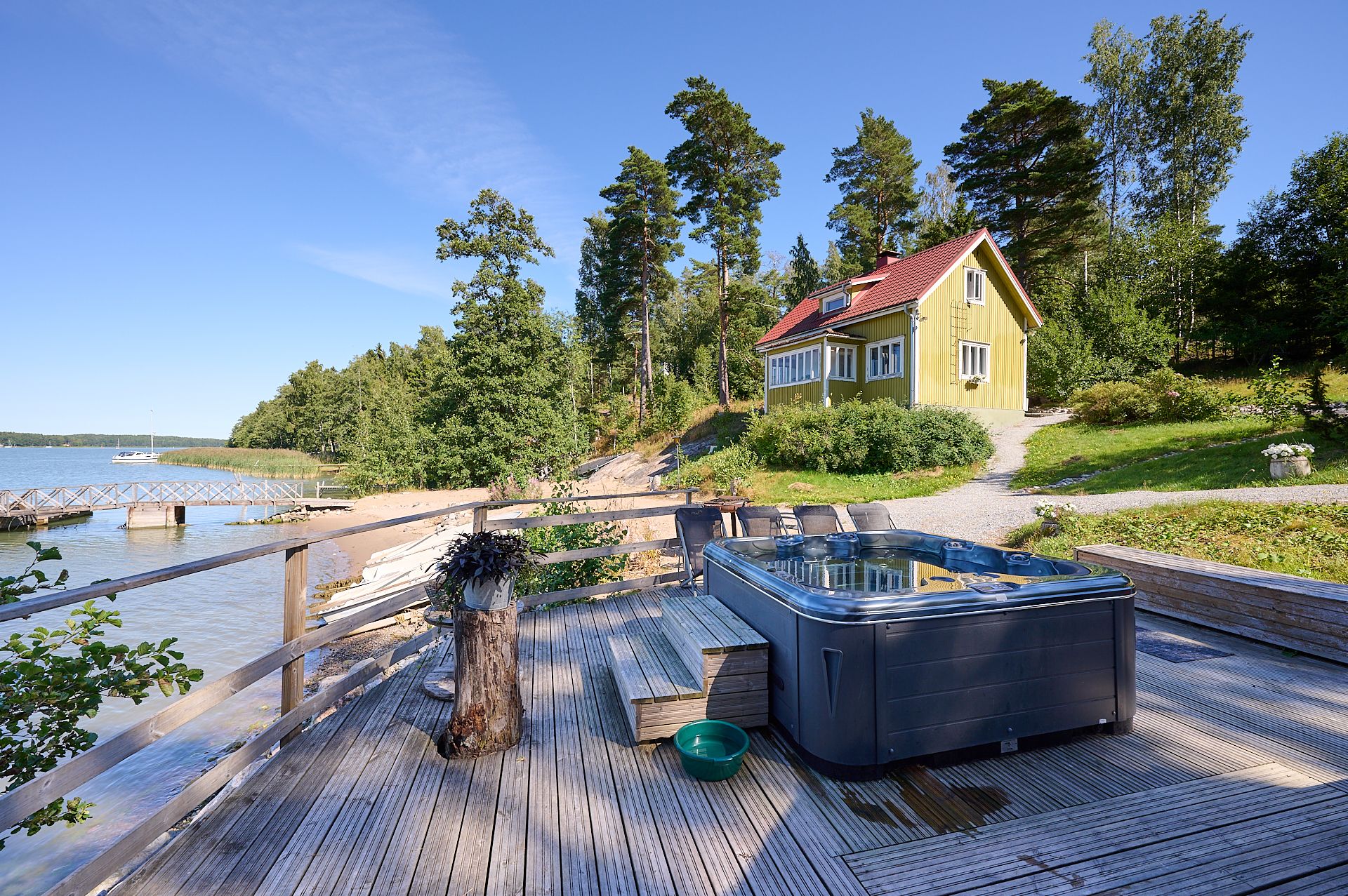 Nauti omasta hiekkarannasta Villa Constantinessa aaltojen liplattaessa - Venuu.fi
