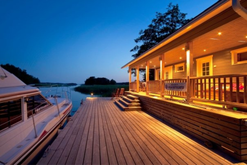 Villa Kutuluoto on nappivalinta niin rentoon mökkeilyyn kuin tiimin kokouspäivään meren äärellä - Venuu.fi