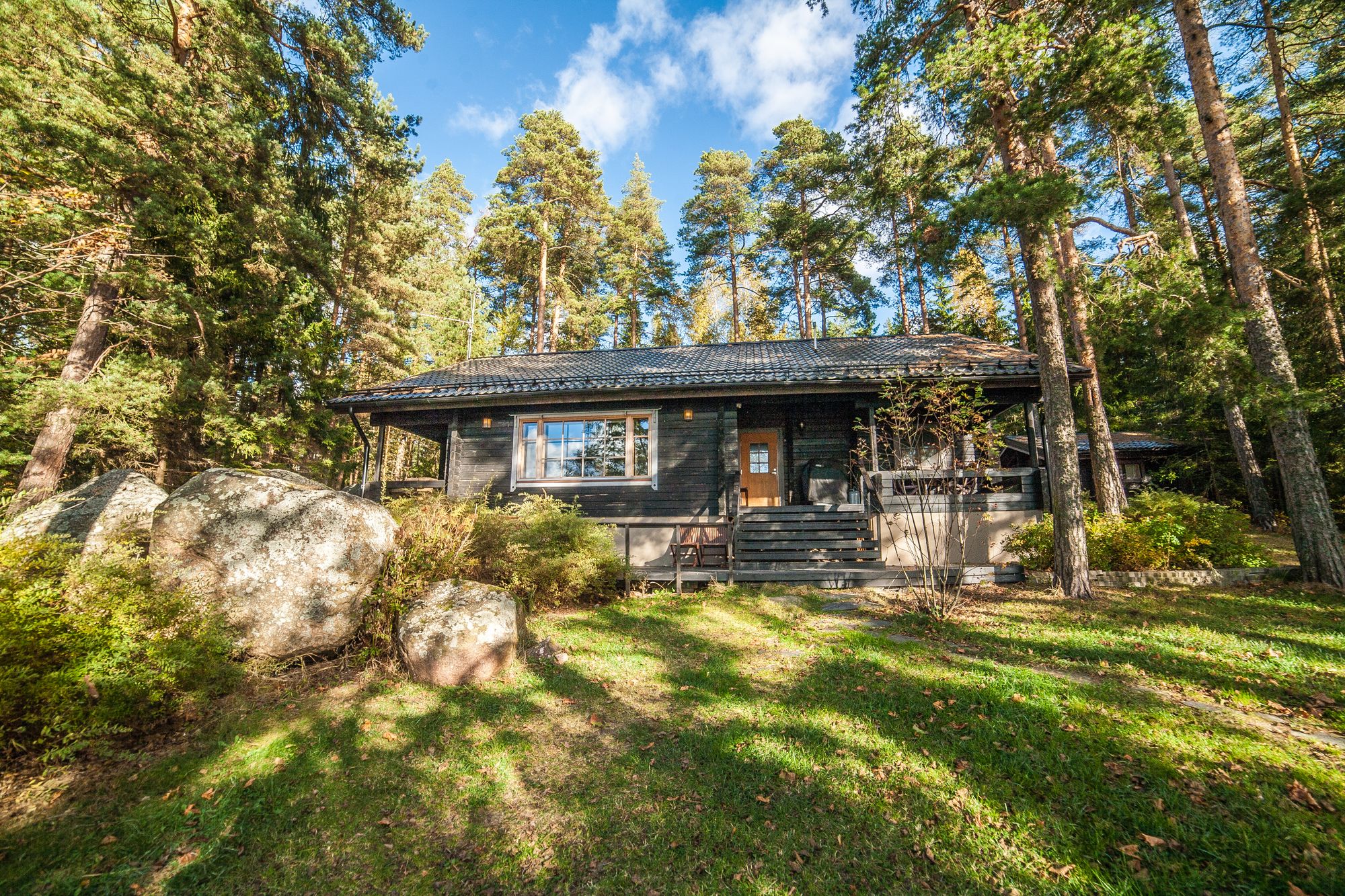 Upea hirsihuvila Villa Skitunäs on nappivalinta niin arkeen kuin juhlaan - Venuu.fi