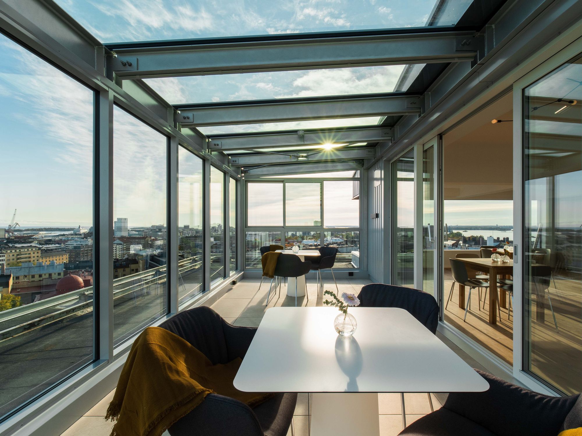 Saunatila Sky Loungen kattoterassilta aukeaa upeat näkymät Helsingin ylle - Venuu.fi