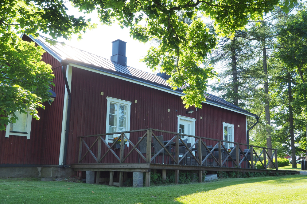 Upeissa kartanomaisemissa sijaitseva saunatila hurmaa näkymien lisäksi myös puitteillaan - Venuu.fi