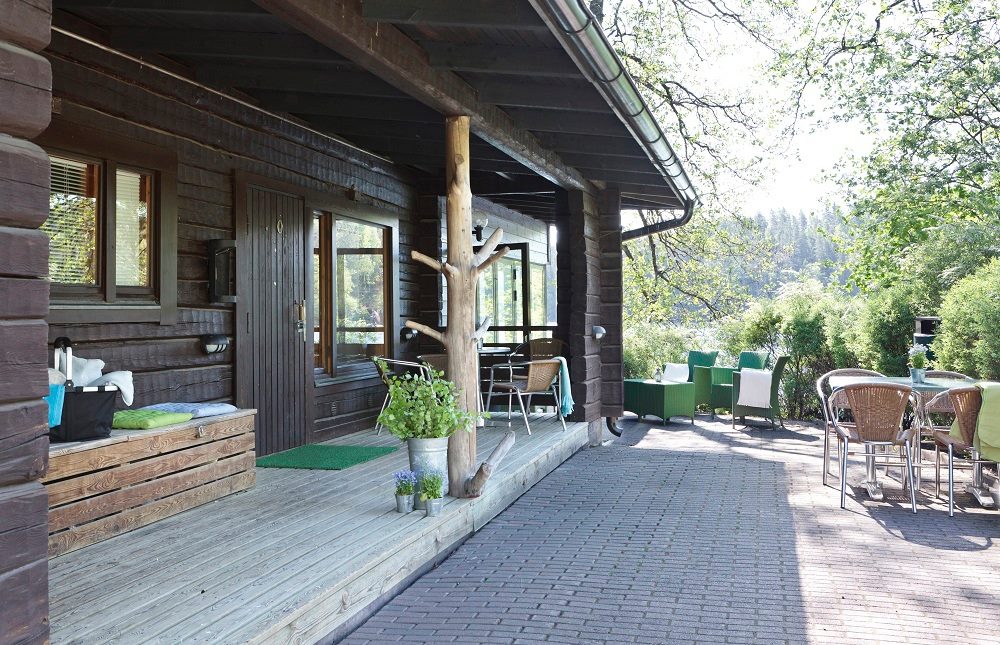 Nuuksion Siikajärven rannalla sijaitseva Hotelli Nuuksion saunatila on omiaan aurinkoiseen kesäpäivään saunoen - Venuu.fi