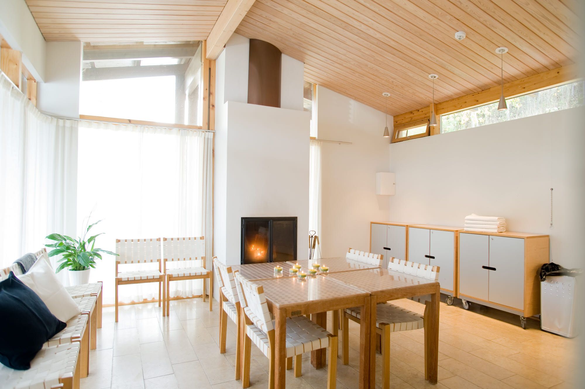 Scandinaavisen tyylikkäät Solvallan rantasaunat sopivat loistavasti saunailtaan tai vaikka off-site kokoukseen - Venuu.fi