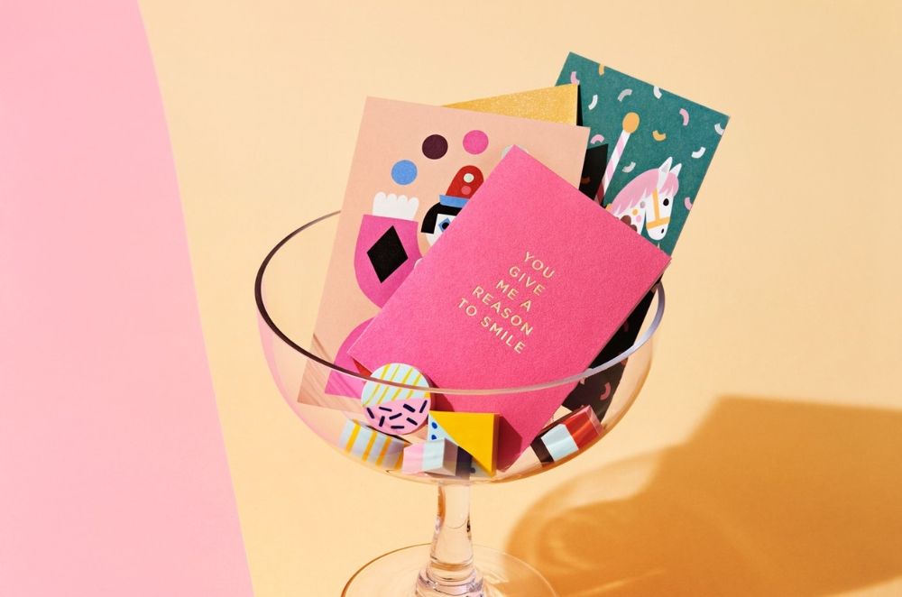 Valmiita värikkäitä kortteja ja kutsukortteja Putingilta. Venuun korttiopas.