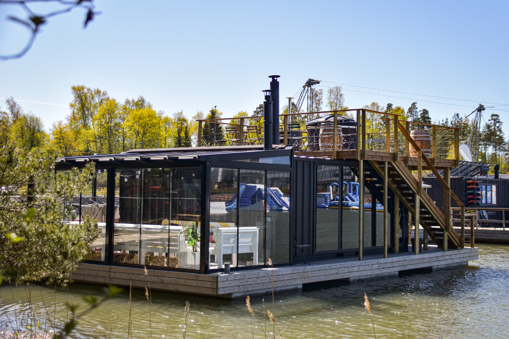 Laguunin ainutlaatuinen, kelluva konttisauna hurmaa Espoon Keilaniemessä – Venuu.fi