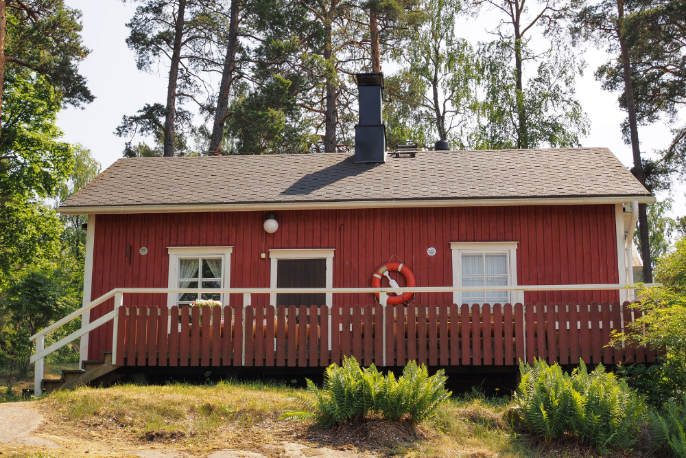 Sympaattinen mökkihenkeä huokuva saunatila Soukanniemen rannassa valloittaa sydämet - Venuu.fi