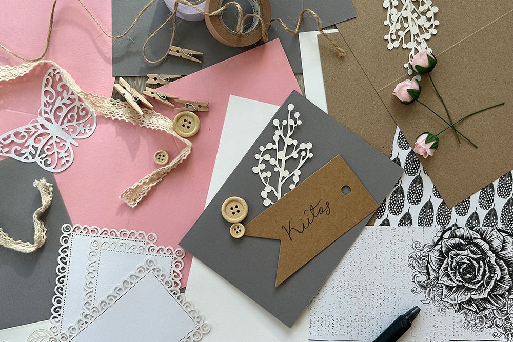 Materiaalit itsetehtyihin kutsu- ja kiitoskortteihin. Eriväristä kartonkia, pitsiä ja nauhaa. Materiaalit Suomalaisesta Kirjakaupasta. Venuun suuri korttiopas.