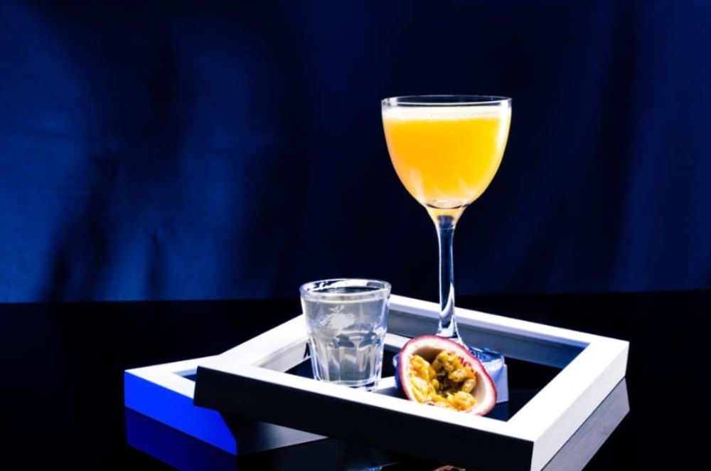 Helpot drinkit kotona – Passion & vanilja drinkki kauniissa varrellisessa lasissa.