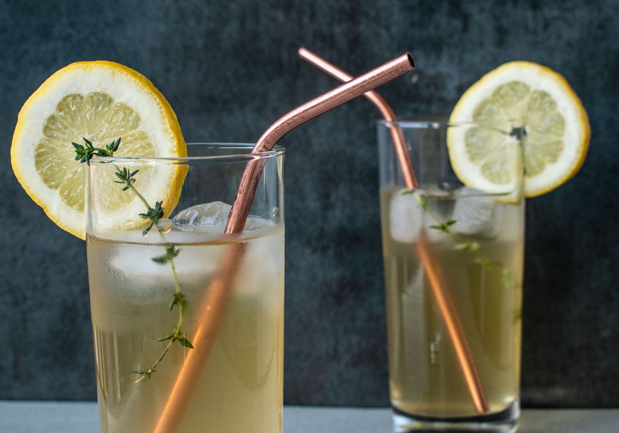 Helpot drinkit kotona – terästetty omenatee isoissa laseissa. 