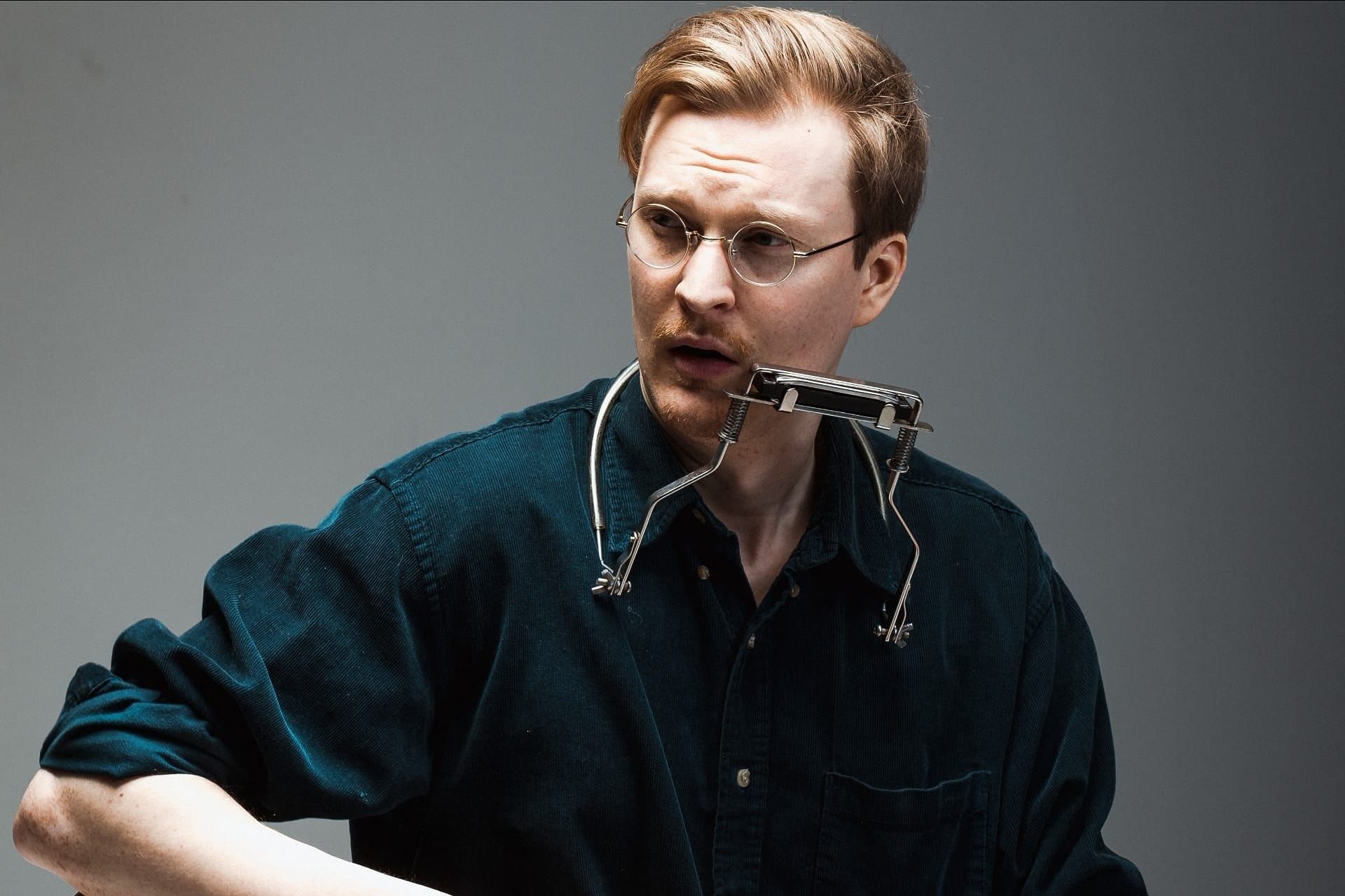 Helsinkiläinen Trubaduuri H-P Siikasaari hurmaa juhlayleisön huuliharpun ja kitaran säestyksellä – Venuu.fi