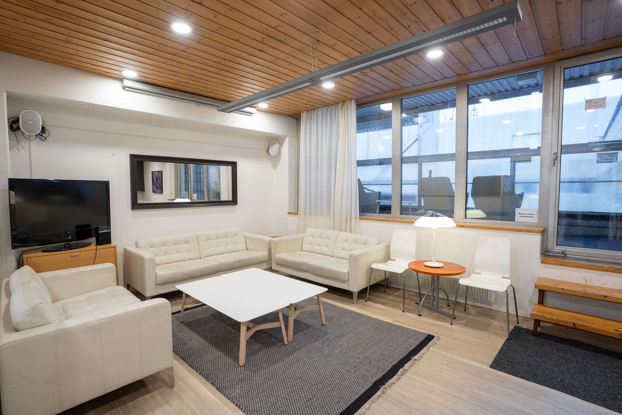 Pasilanraition saunan timantti on saunatilan avara oleskelutila ja parveke Helsingin kattojen yllä – Venuu.fi