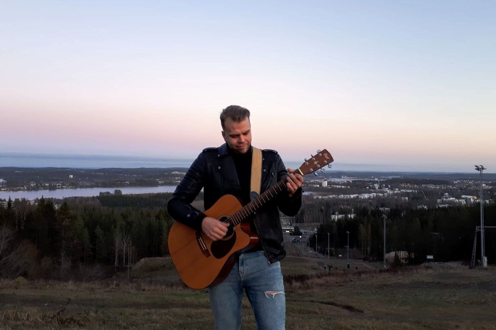 Yleisönsä täysillä haltuun ottava trubaduuri MJ Kangasniemi takaa ikimuistoiset pippalot - Venuu.fi