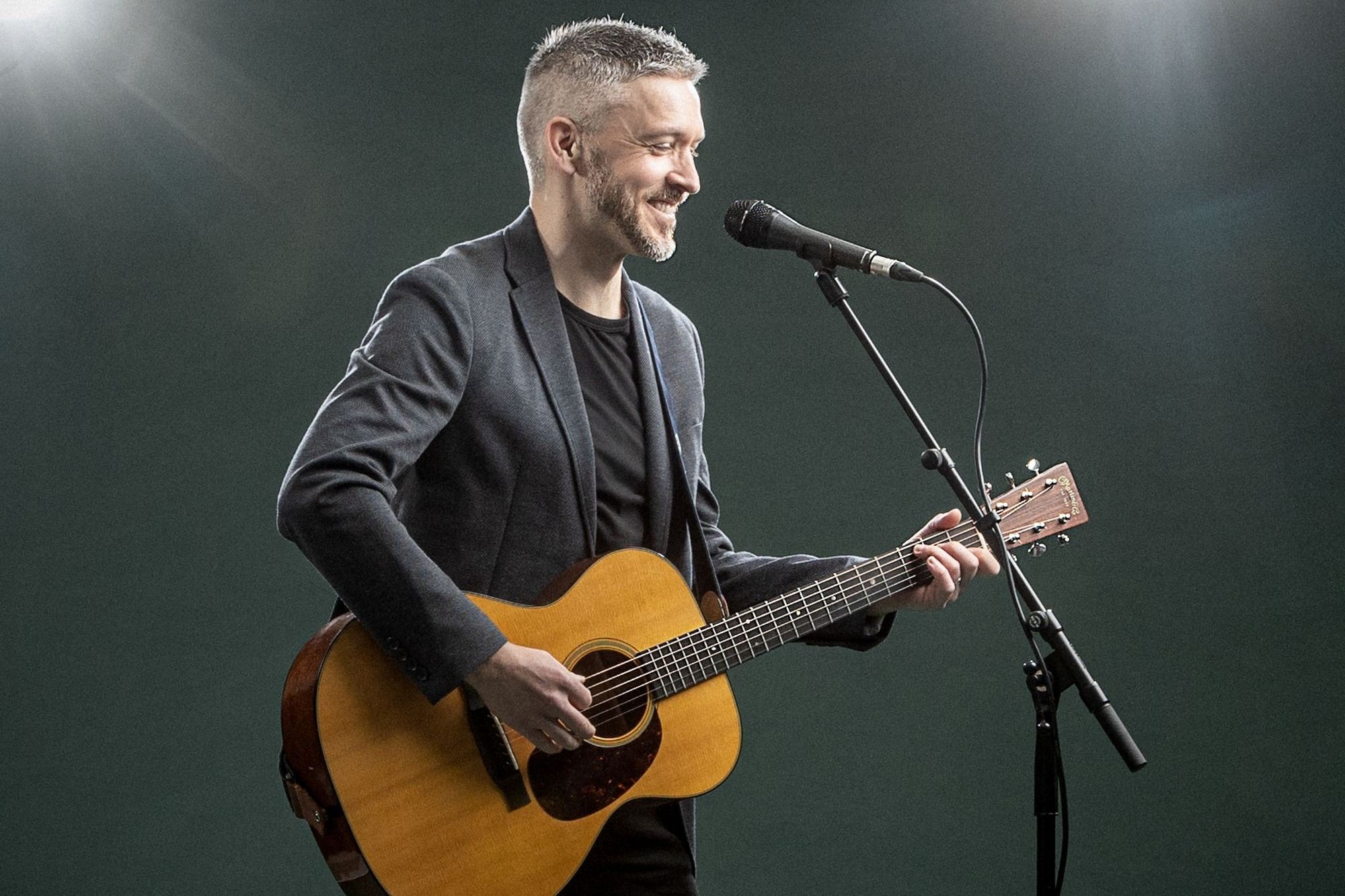 Hurmaava, kitaran kanssa esiintyvä, trubaduuri Vesa Nurminen taitaa yli 300 kappaleen settilistan – biisitoiveita unohtamatta - Venuu.fi