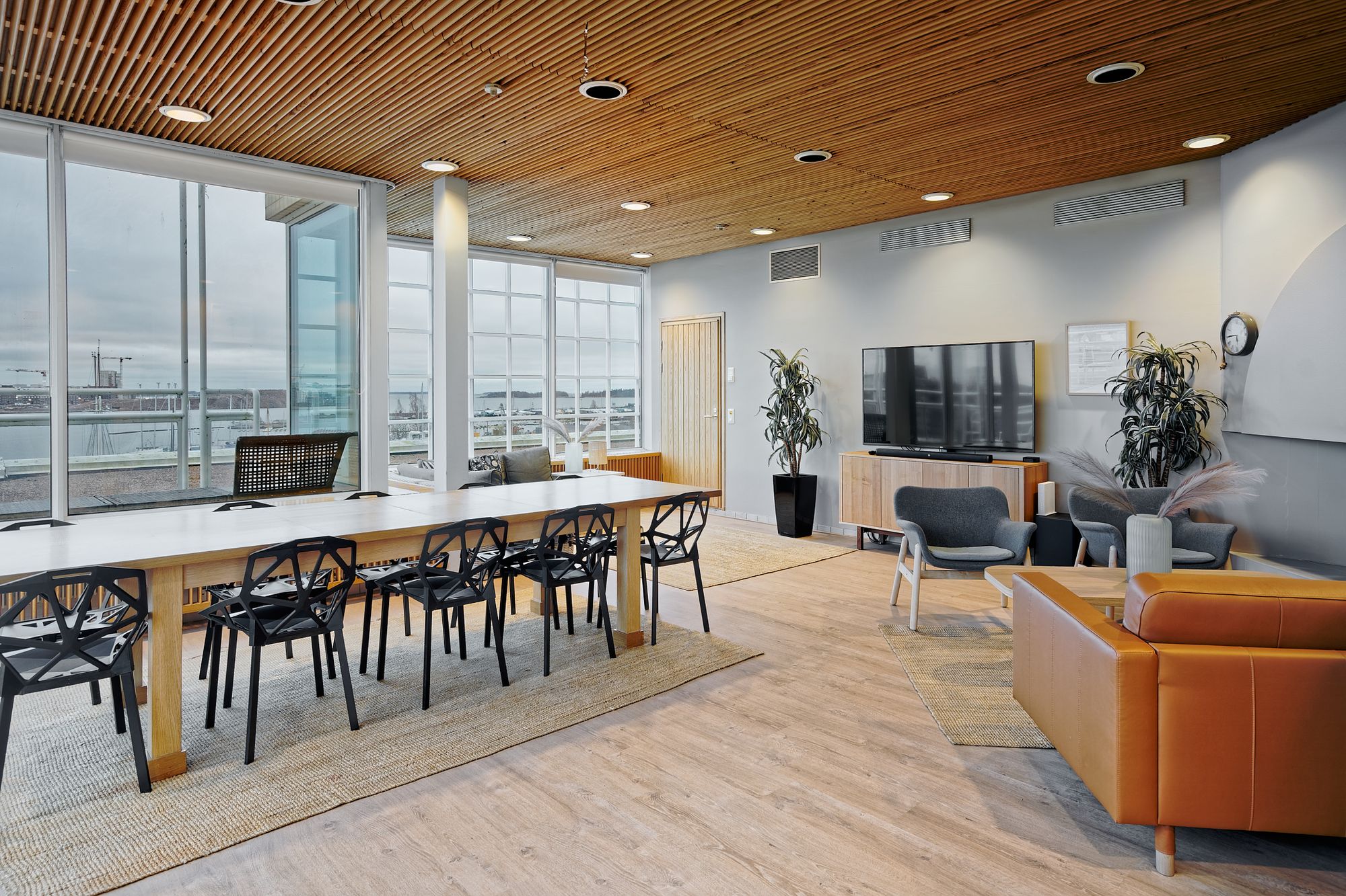 Sauna- ja edustustila Santorini Saunatila Santorini Lauttasaaressa hurmaa merimaisemillaan suurista ikkunoista sekä terassilta - Venuu.fi