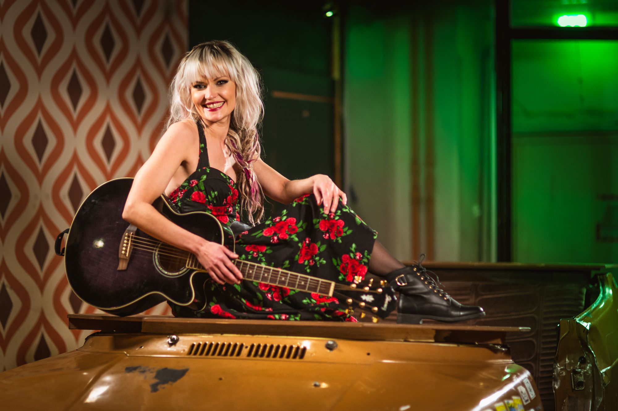 Mahtavalla live-energialla varustettu yhden naisen bändi Leeni vauhdittaa tunnelmaa hiteillä aina 70-luvulta tähän päivään - Venuu.fi