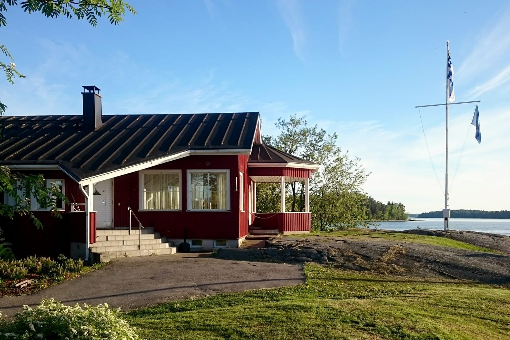 Soukan Venekerhon Paviljonki, taustalla merimaisemat - Venuu.fi