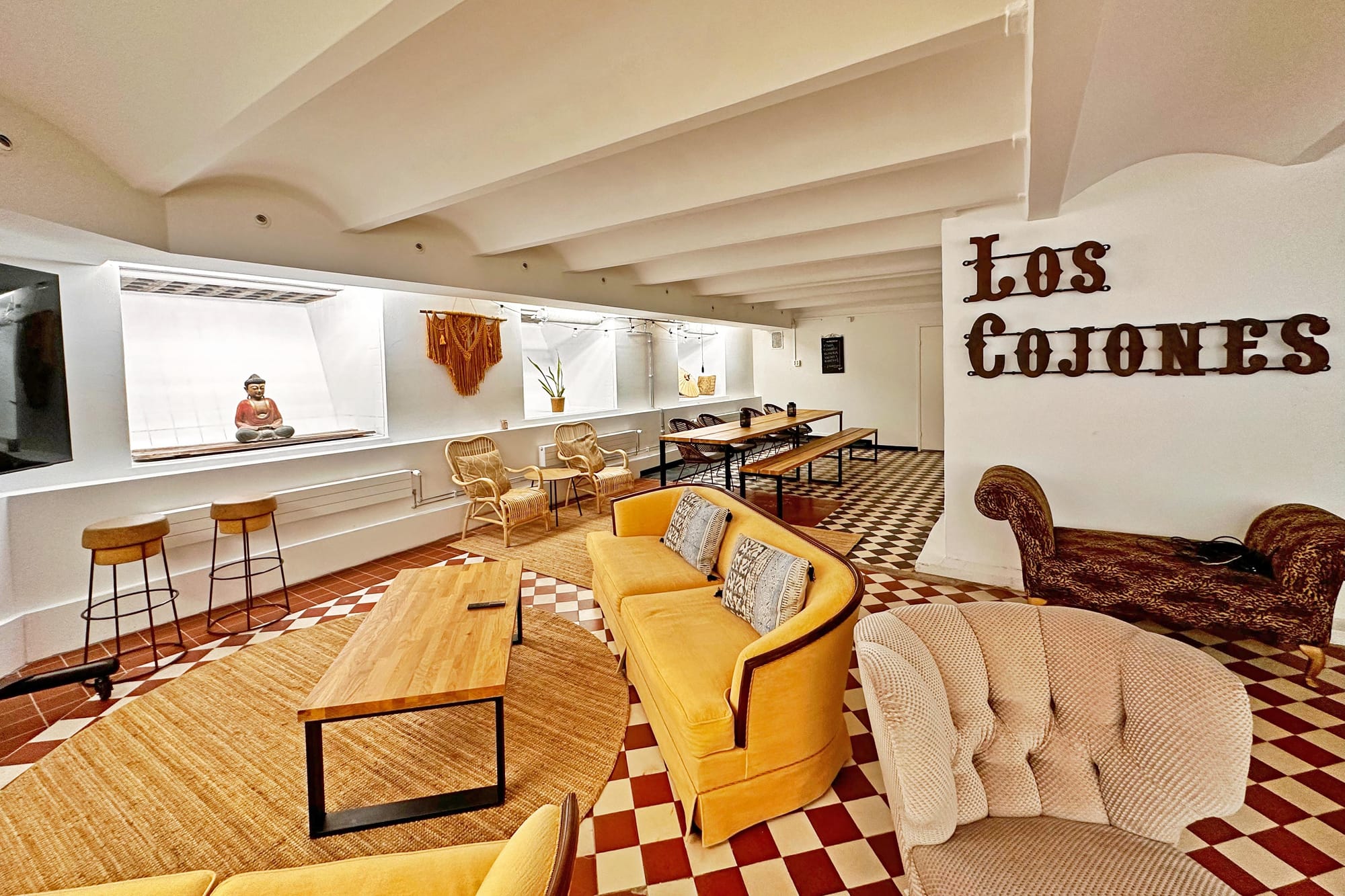 Rennon tyylikäs Aventura Plaza on nappivalinta pienempiin juhliin