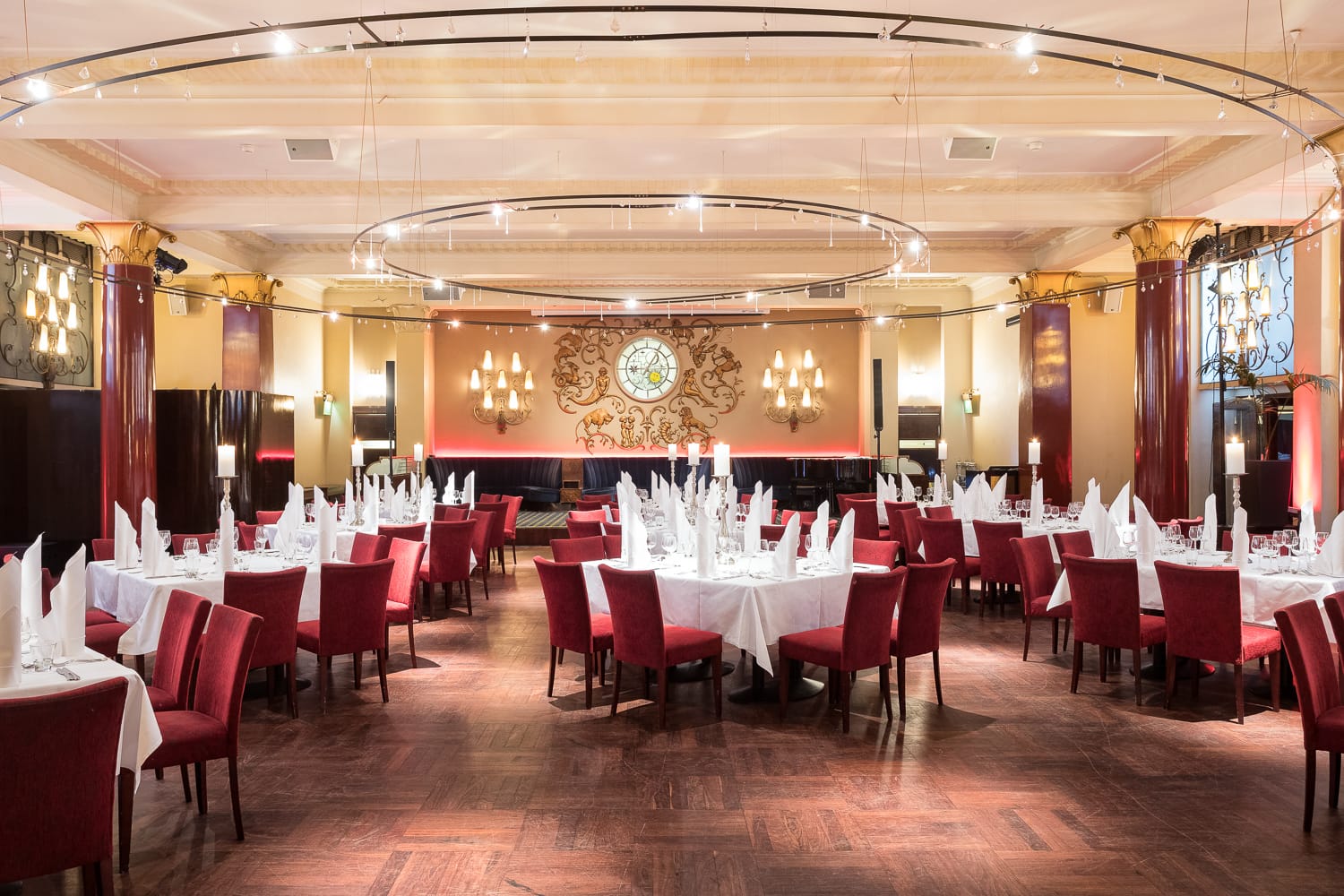 Pörssitalon näyttävä ravintolasali on elegantti paikka juhlille