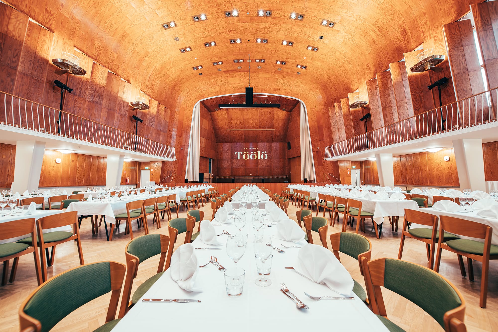 Ravintola Töölön juhlasali on täydellinen kombo retroa ilmettä ja moderneja puitteita