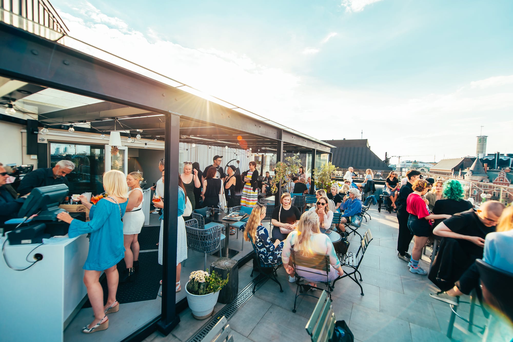 Nouse hotelli Klaus K:n kattoterassille ja juhli Helsingin kattojen yllä