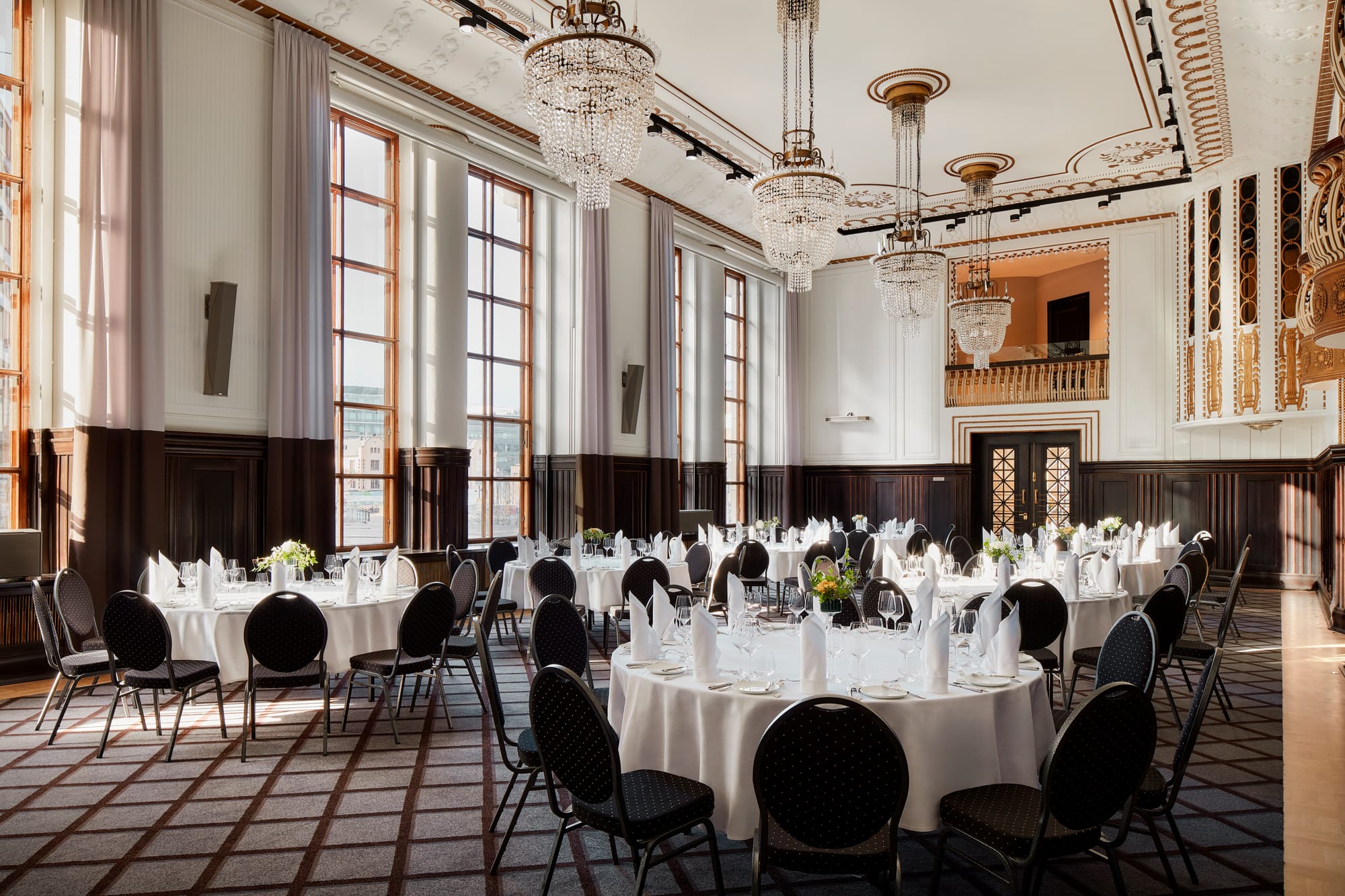 Super elegantti juhlasali NH Collection Helsinki Grand Hansassa säväyttää huonekorkeudellaan ja kattokruunuillaan