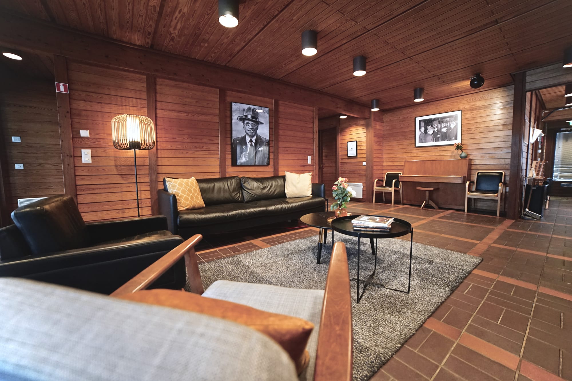 Upea edustushuvila Ruusuniemen sisustus huokuu 70-lukua