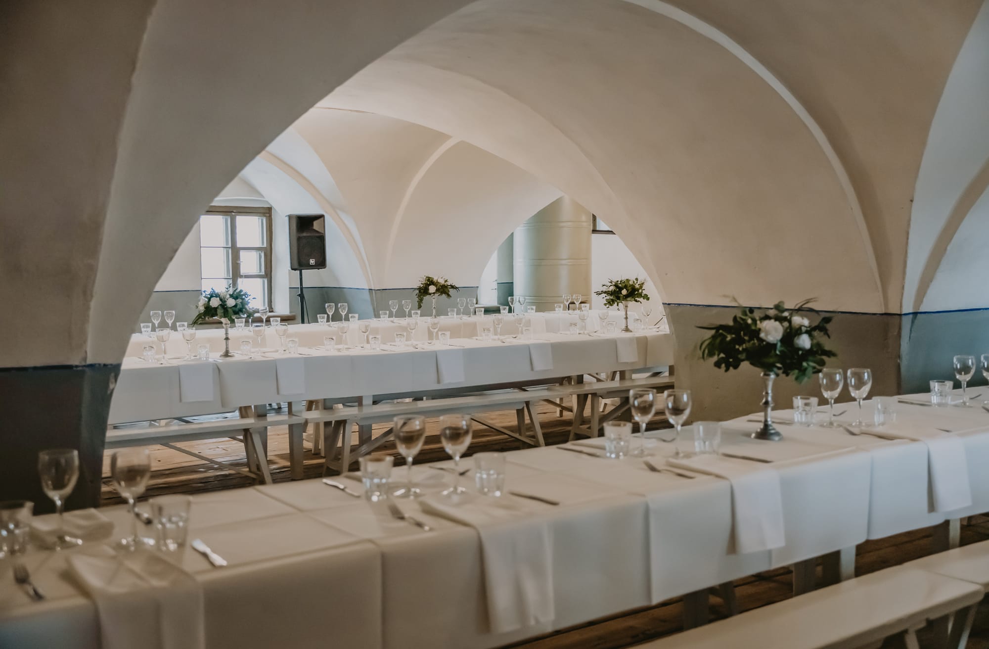 Suomenlinnan Pirunkirkon upeiden holvikaarien alla kelpaa juhlia tärkeimmätkin juhlapäivät