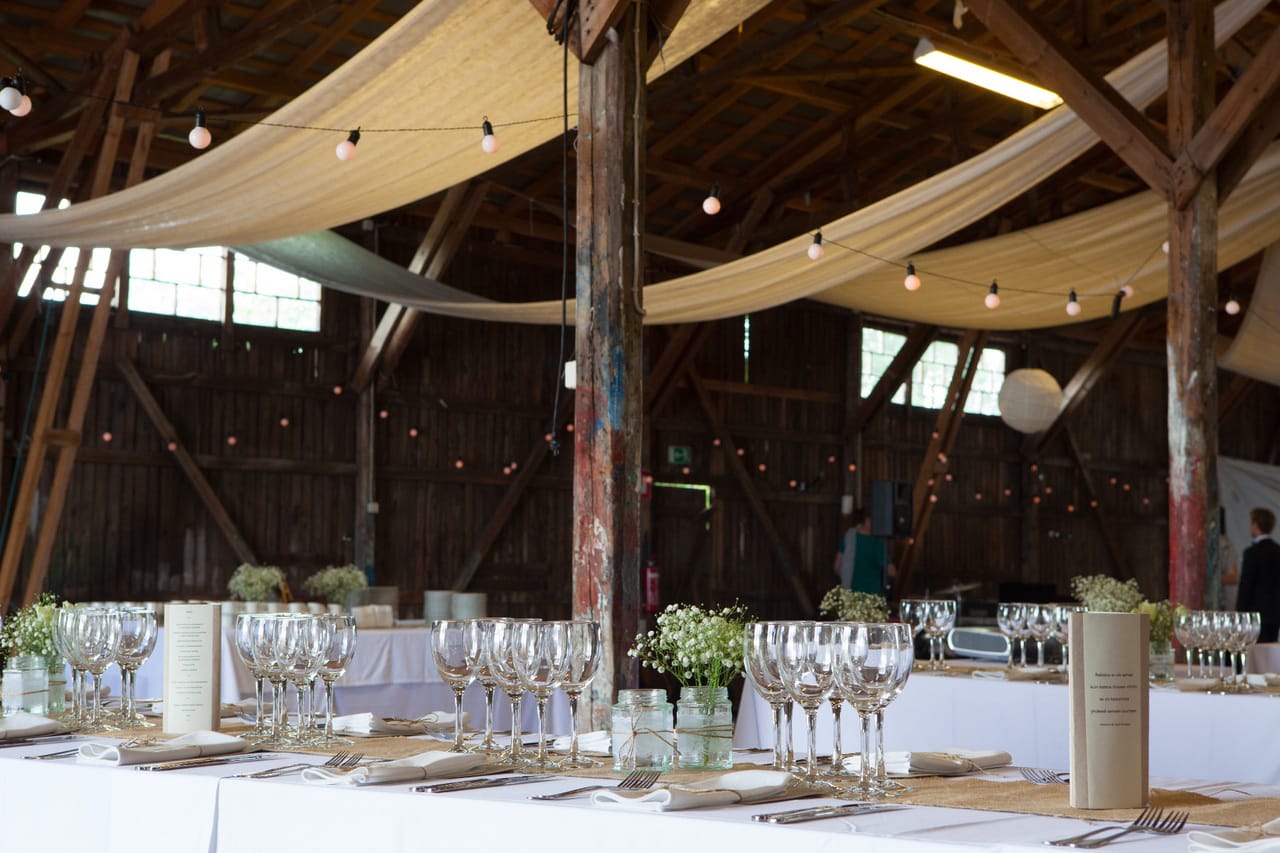 Vanhaan telakkarakennukseen perustettu Valkosaaren telakka on ihanan rustiikkinen juhlapaikka Helsingin keskustan tuntumassa