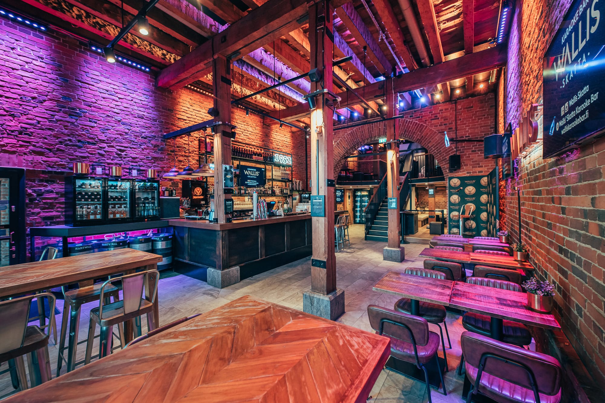 Katajanokan Kanavarannan punatiilisissä rakennuksissa sijaitseva Wallis on tunnelmallinen juhlatila karaoken kera