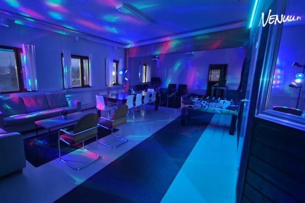 Juhlatila Bastu Turku 2 on täydellisen rento tila sohvaryhmineen ja pöytäfutiksineen