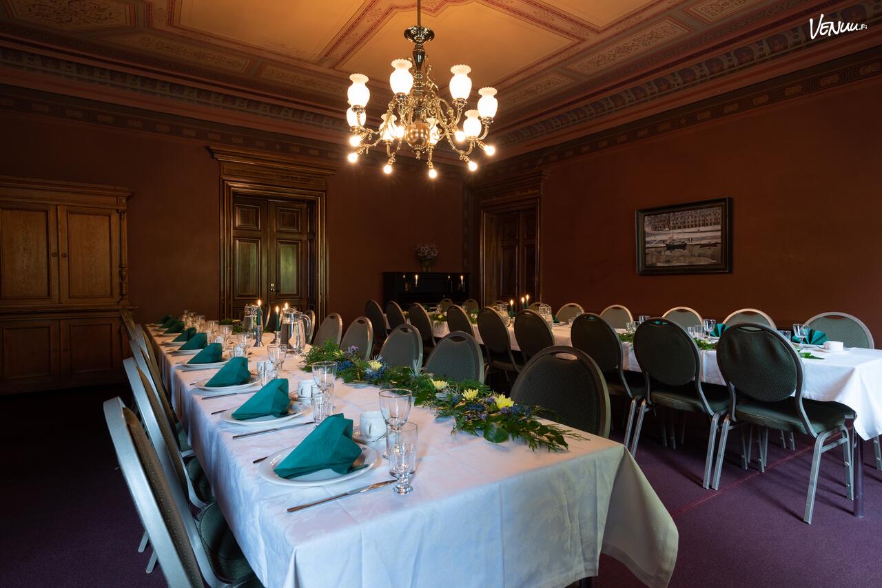 Brinkkalan juhlatila Maistraatin Istuntosali on tunnelmallinen ja arvokas paikka juhlalle kuin juhlalle