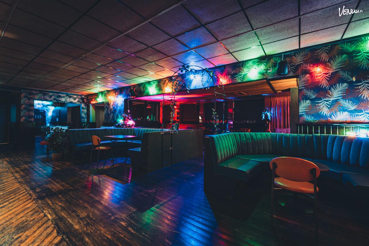 Trendikkään Club SooSoon värikäs sisustus ja tunnelmallinen valaistus tuo juhlatilaan sopivan rentoa klubihenkeä