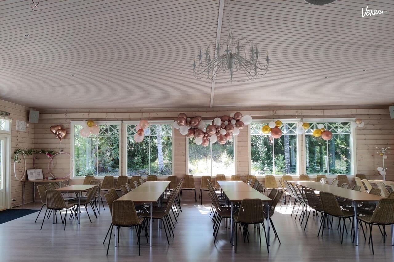 Kakskerran Hirvilammen avara juhlatila Paviljonki tarjoaa reilusti tilaa ja ihanat metsämaisemat