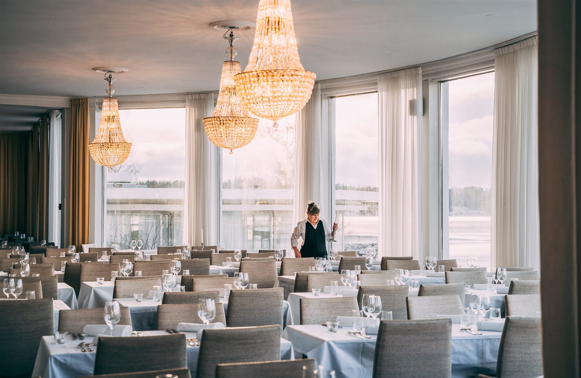 Kulosaaren Casinon Merisalin isoista ikkunoista aukeaa upeat maisemat merelle