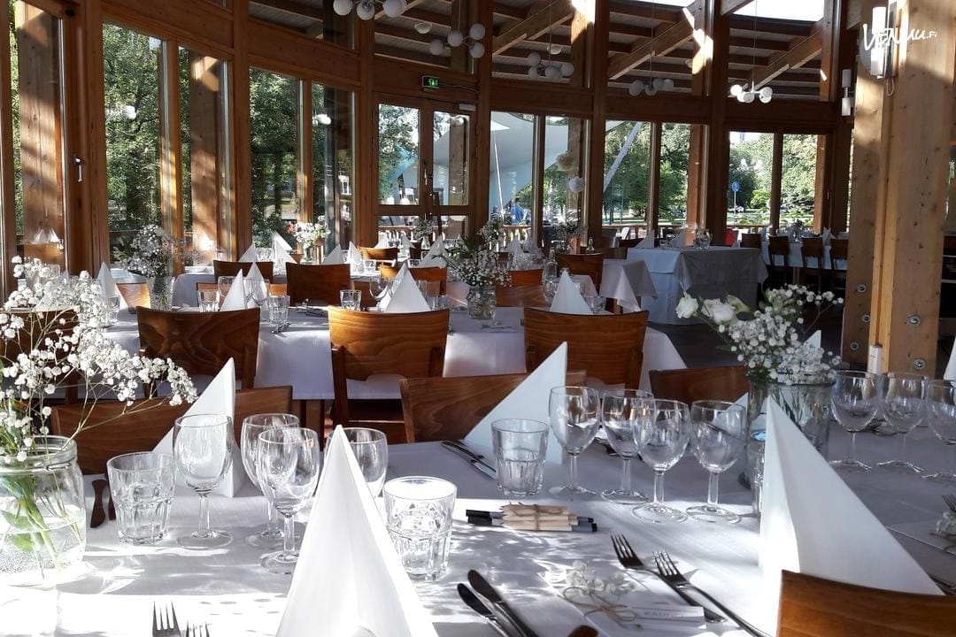 Pyöreään Kupittaan Paviljonkiin aukeaa upeasti puistonäkymät ympäri salia kiertävistä ikkunoista