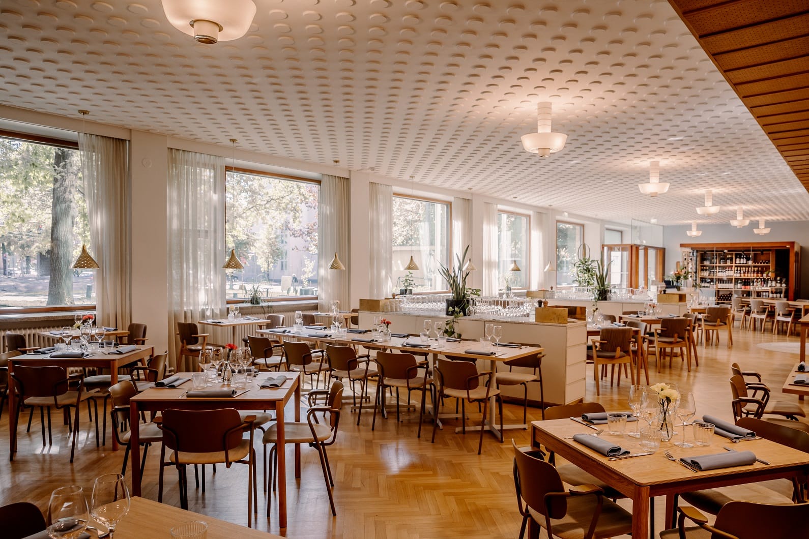 Ravintola Töölön simppeli mutta tyylikäs sisustus puisine yksityiskohtineen on oiva paikka häille huippusijainnilla