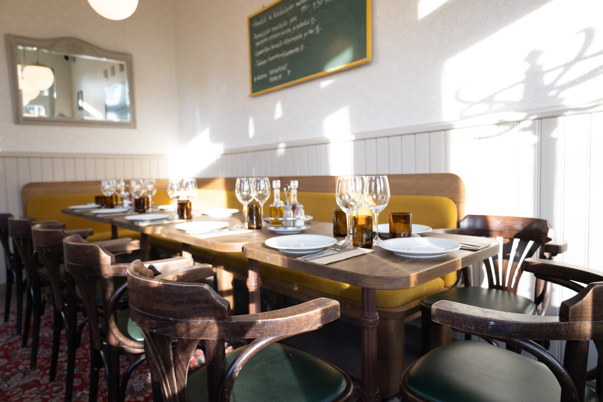 Restaurant Elmin hurmaava sisustus luo ihanat puitteet häille