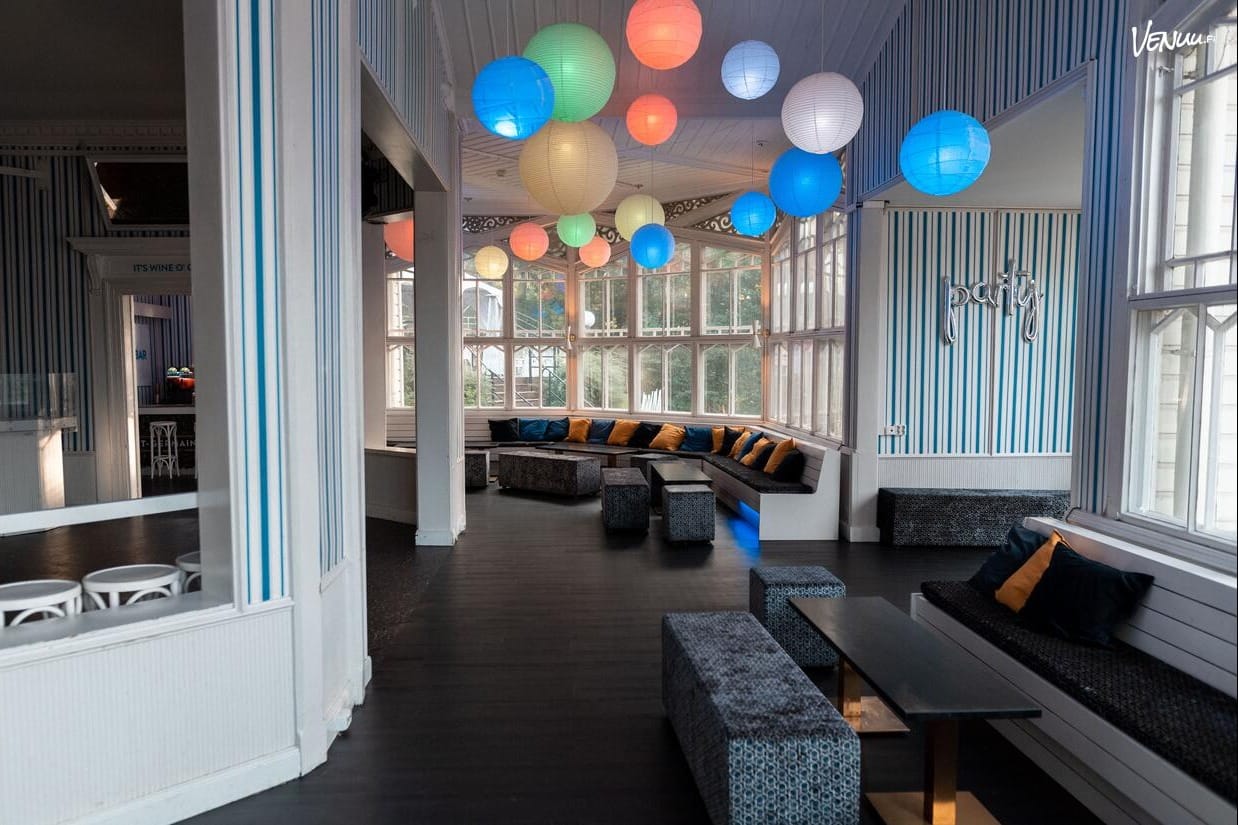 Historiallinen Samppalinna on ykköskohde kesäjuhlille niin sisätilojen kuin terassinsa puolesta