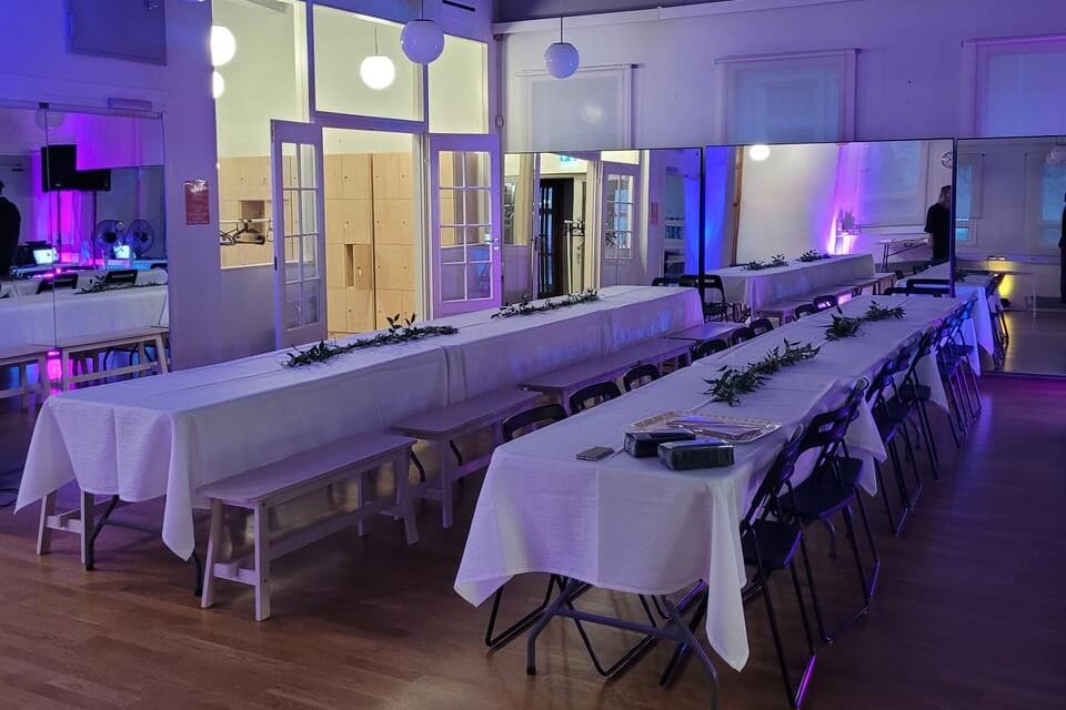 Tanssistudio Flama muuntautuu loistavasti myös juhlatilaksi pitkine pöytineen