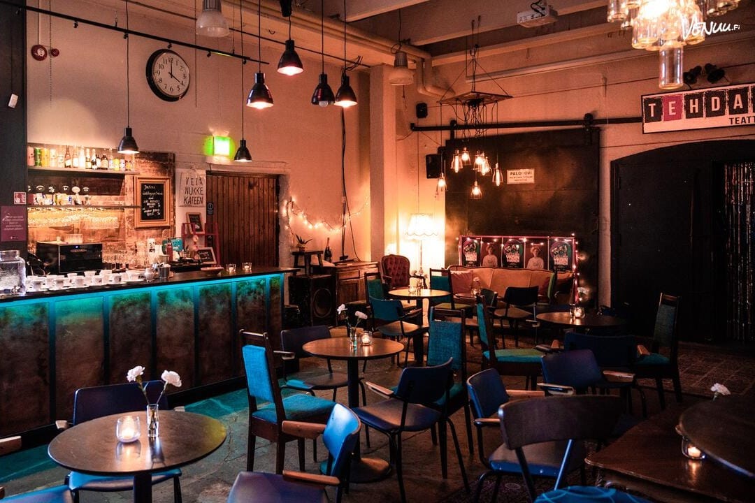 Industrial-henkeä ja lämmintä tunnelmaa huokuva Tehdas Teatterin Lämpiö on ihanan persoonallinen juhlatila