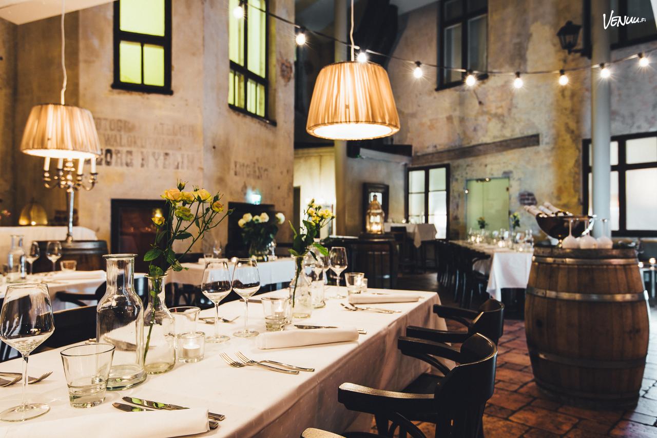 Avara, kaksikerroksinen juhlatila Piazza tarjoaa niin tyylikkään juhlatilan kuin tarjoilut ja muut lisäpalvelut